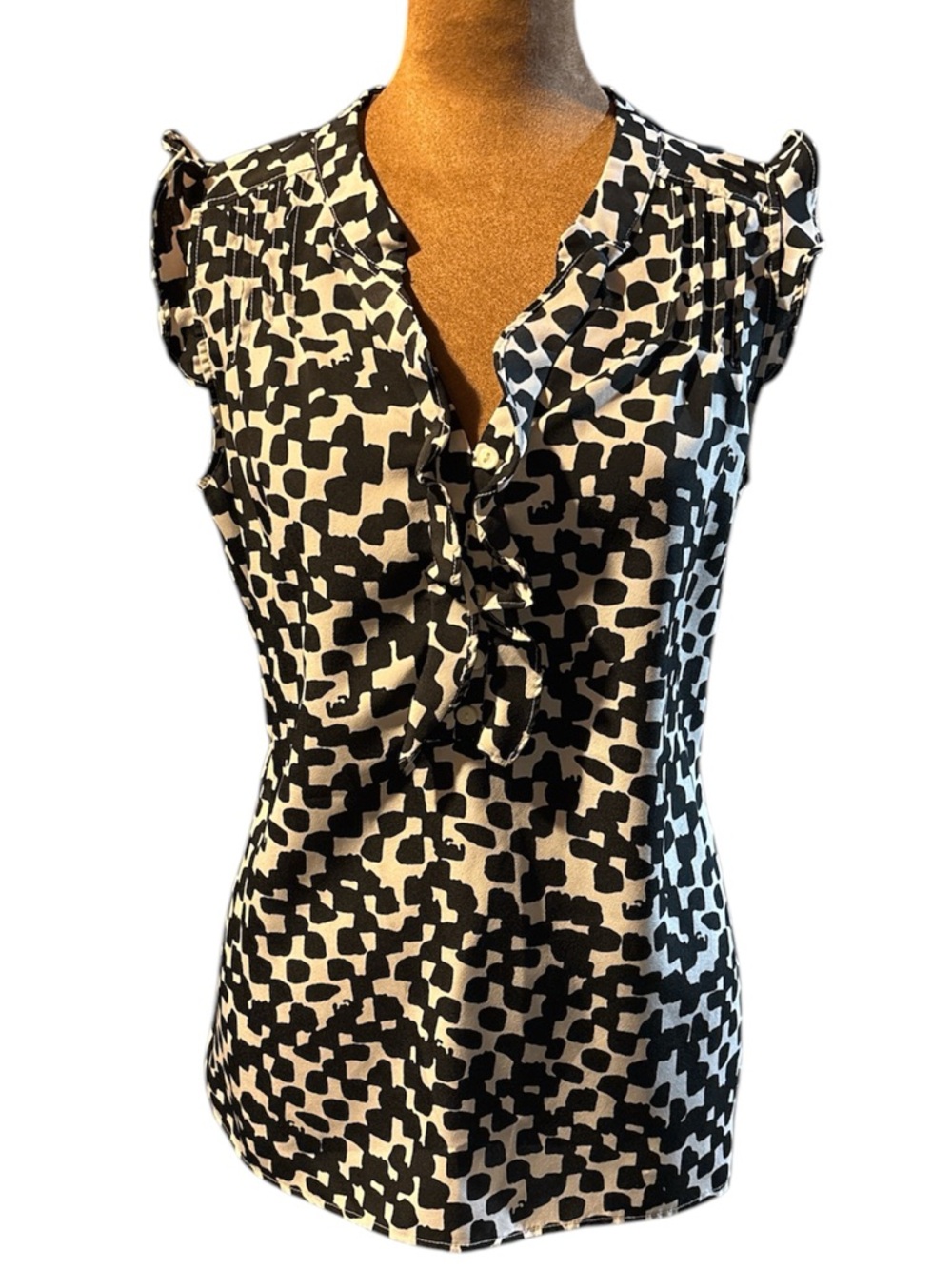 GAP Black & White Pattern Sleeveless V-Neck 1/2 Button Up Ruffled Front Blouse
